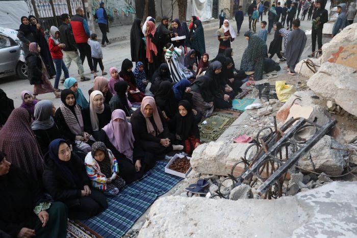 עזה תחת אש: תושבים קיימו את תפילת עיד אל-פיטר על חורבות המסגדים – ללא חג, ללא הפוגה