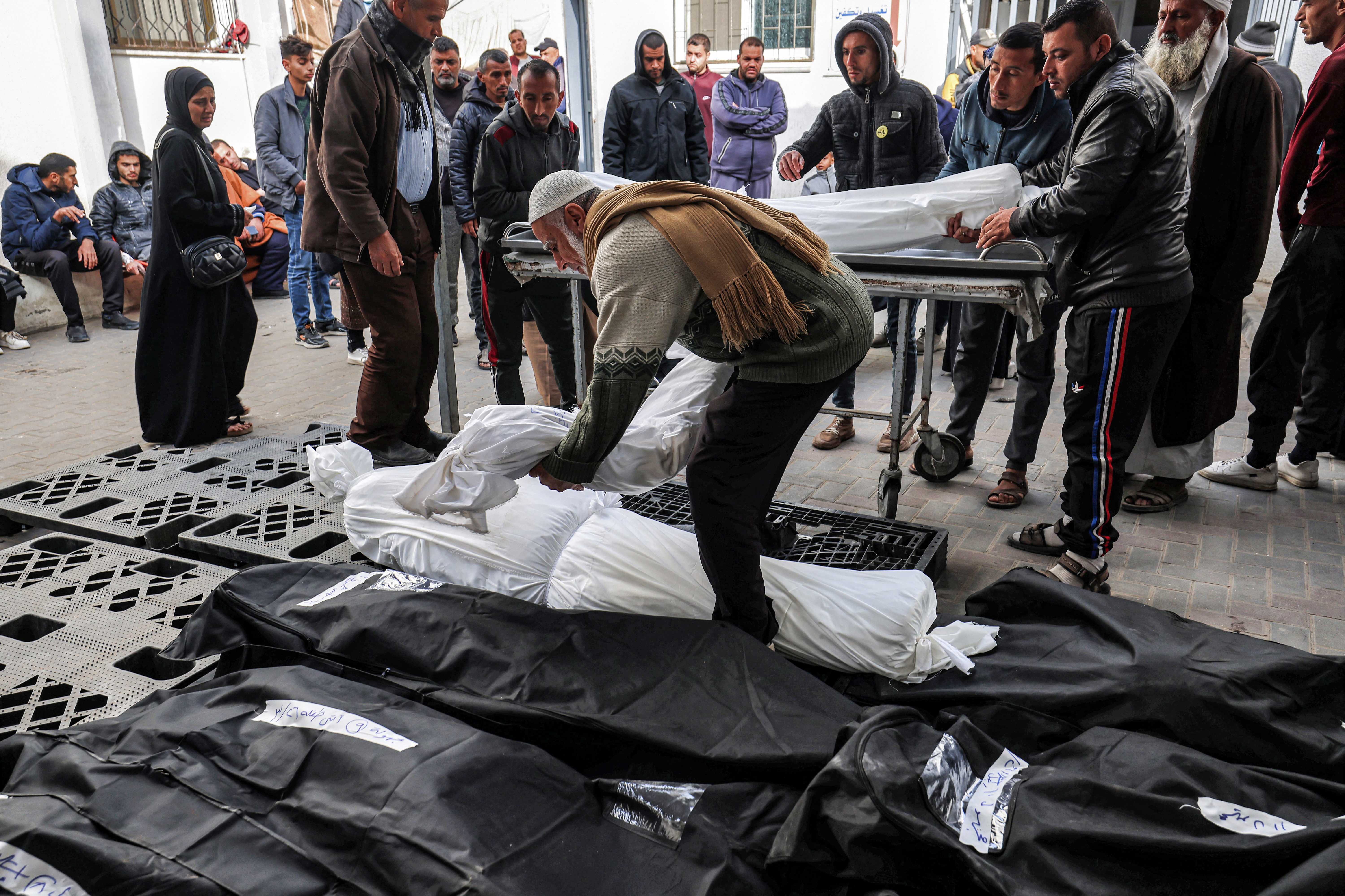 "היומן רייטס ווֹטש": פצצת כוחות הכיבוש לבניין "המהנדסים" והרג 106 מתושביו- פשע מלחמה