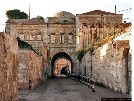 כתובות מוות לנוצרים ולארמניים על קירות מנזר בירושלים