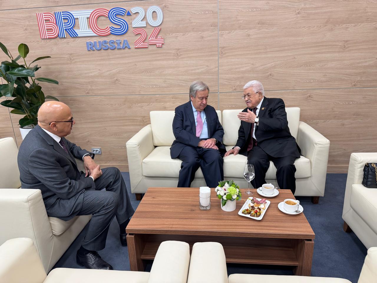 אבו מאזן נפגש עם מזכ"ל האו"ם גוטרש: קריאה להפסקת המתקפה על עזה ולפעולה בינלאומית דחופה