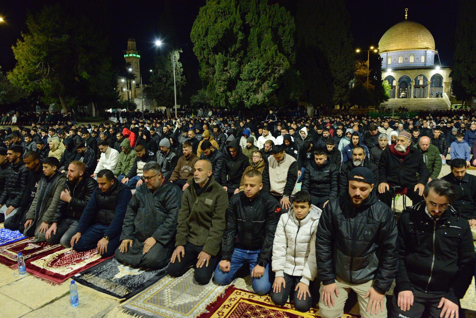 כ־50 אלף מתפללים קיימו את תפילות ערבית ותראוויח במסגד אל־אקצא