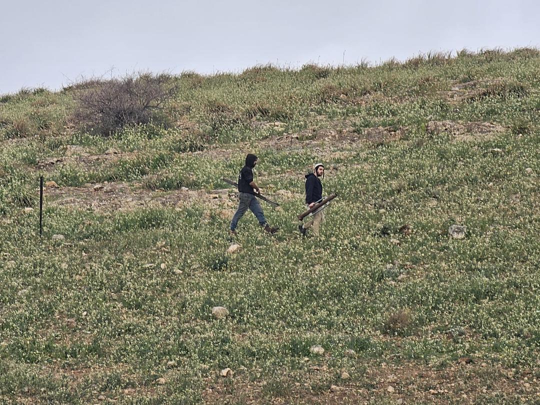 מתנחלים גודרים אדמות בעין אל־חלוה בבקעת הירדן הצפונית