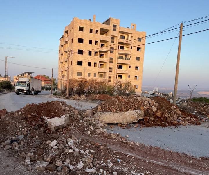 כוחות הכיבוש פשטו על אזורים בחברון: עשרות תושבים הוחזקו, מצור מלא על בית אומר