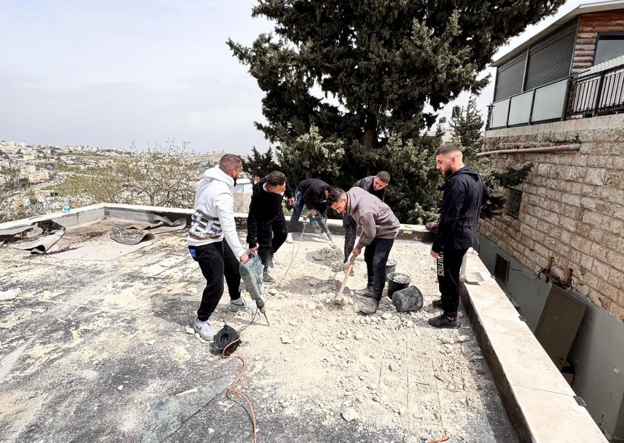 כוחות הכיבוש כפו על תושב ירושלים להרוס בעצמו חלק מביתו בצור באהר