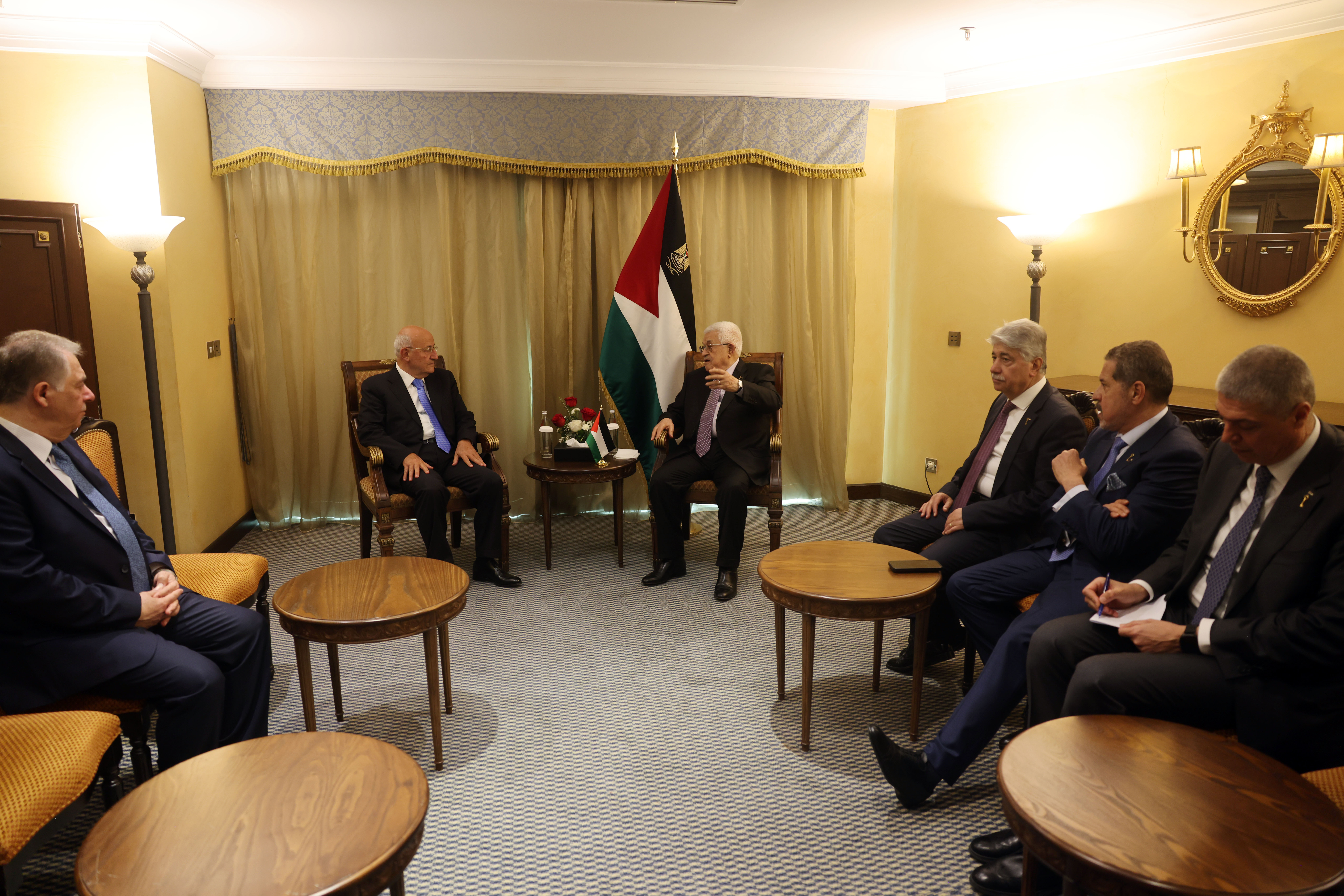 הנשיא עבאס נפגש עם נציג המפלגה הסוציאליסטית בלבנון: "העדיפות – הפסקת אש בעזה ונסיגה מלאה של כוחות הכיבוש"