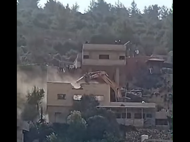 כוחות הכיבוש הרסו שני בתים מאוכלסים בעיירה קטנה שמצפון־מערב לירושלים