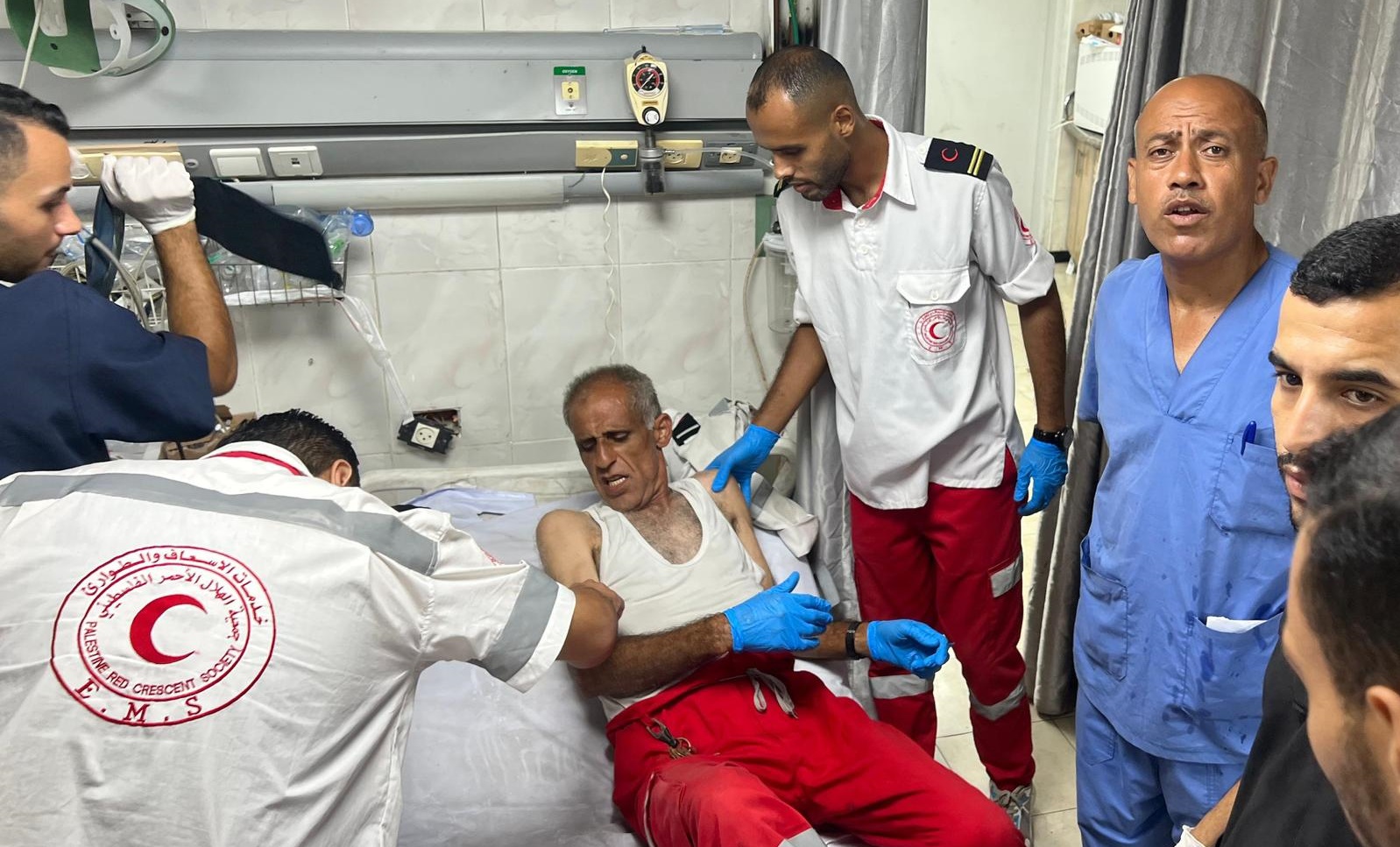 חובש נפצע מפגז כוחות הכיבוש בזמן חילוץ בעיר עזה