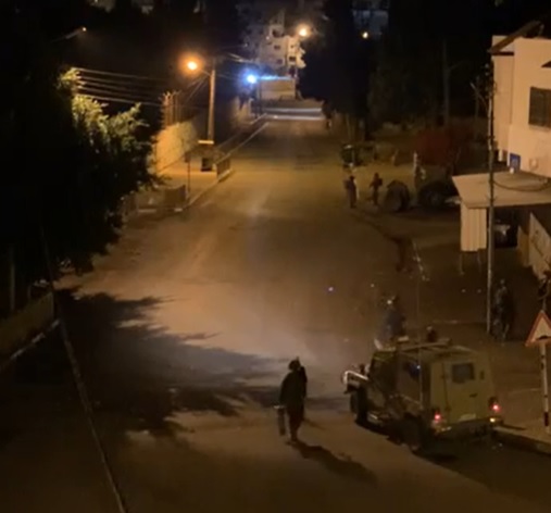 צעיר נפצע ושלושה נוספים נעצרו במהלך פשיטת כוחות הכיבוש במחוז שכם