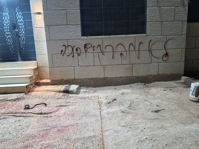 מתנחלים הציתו שני כלי רכב ואוהל באל־מוע׳ייר; כוחות הכיבוש עצרו שני נערים