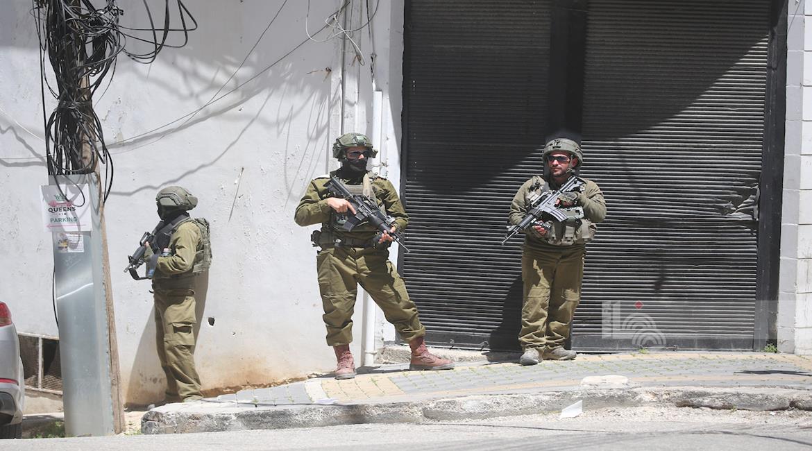 כוחות הכיבוש פועלים זה 15 שעות במחנה קלנדיה ובעיירות א־ראם וכפר עקב