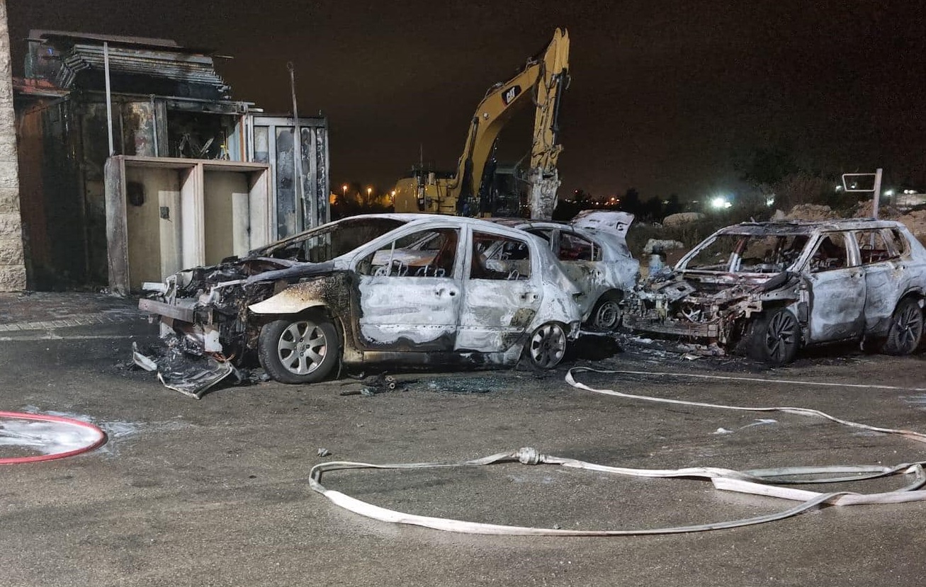 טרוריסטים יהודים הציתו ארבע מכוניות באבו ע'וש