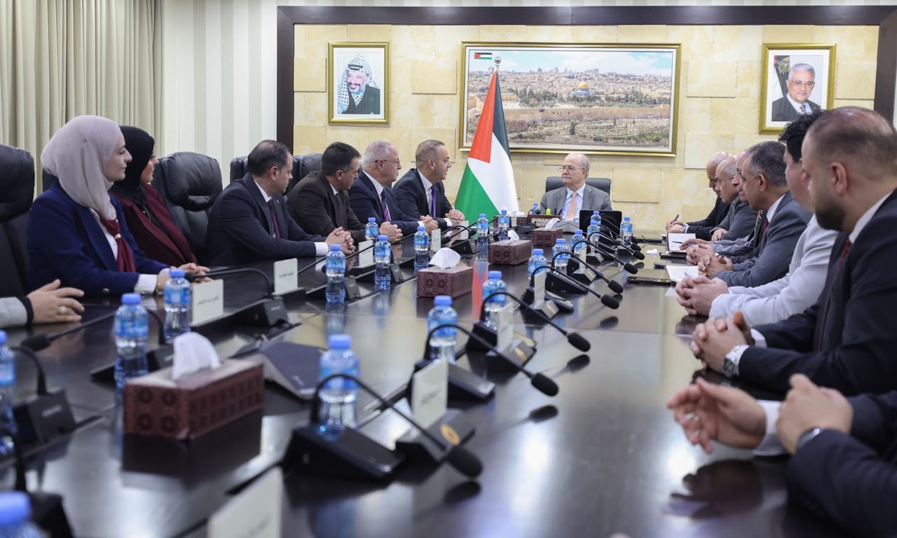 מוסטפא נפגש עם משלחת מעיריית חברון ודן בצרכיה ובסדרי העדיפויות שלה