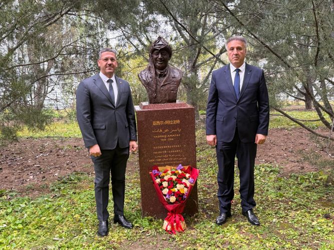 השר אחמד עסאף ביקר בשגרירות פלסטין בבייג׳ינג והניח זר על האנדרטה לזכר יאסר ערפאת במוזיאון הסיני
