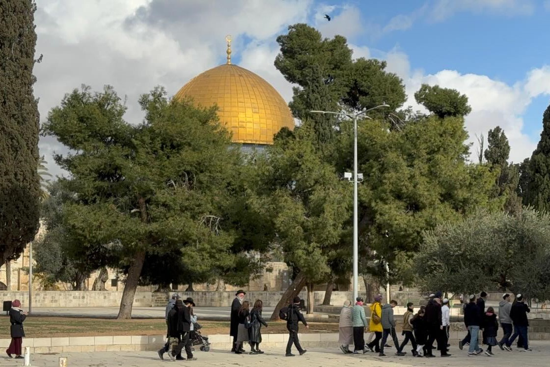 מתנחלים פלשו לבמות מסגד אל-אקצא בליווי כוחות משטרת הכיבוש