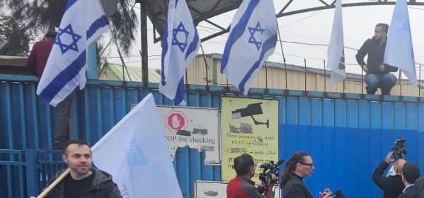 מתנחלים פרצו למשרדי אונר"א בשכונת שייח' ג'ראח והניפו דגלים ישראליים