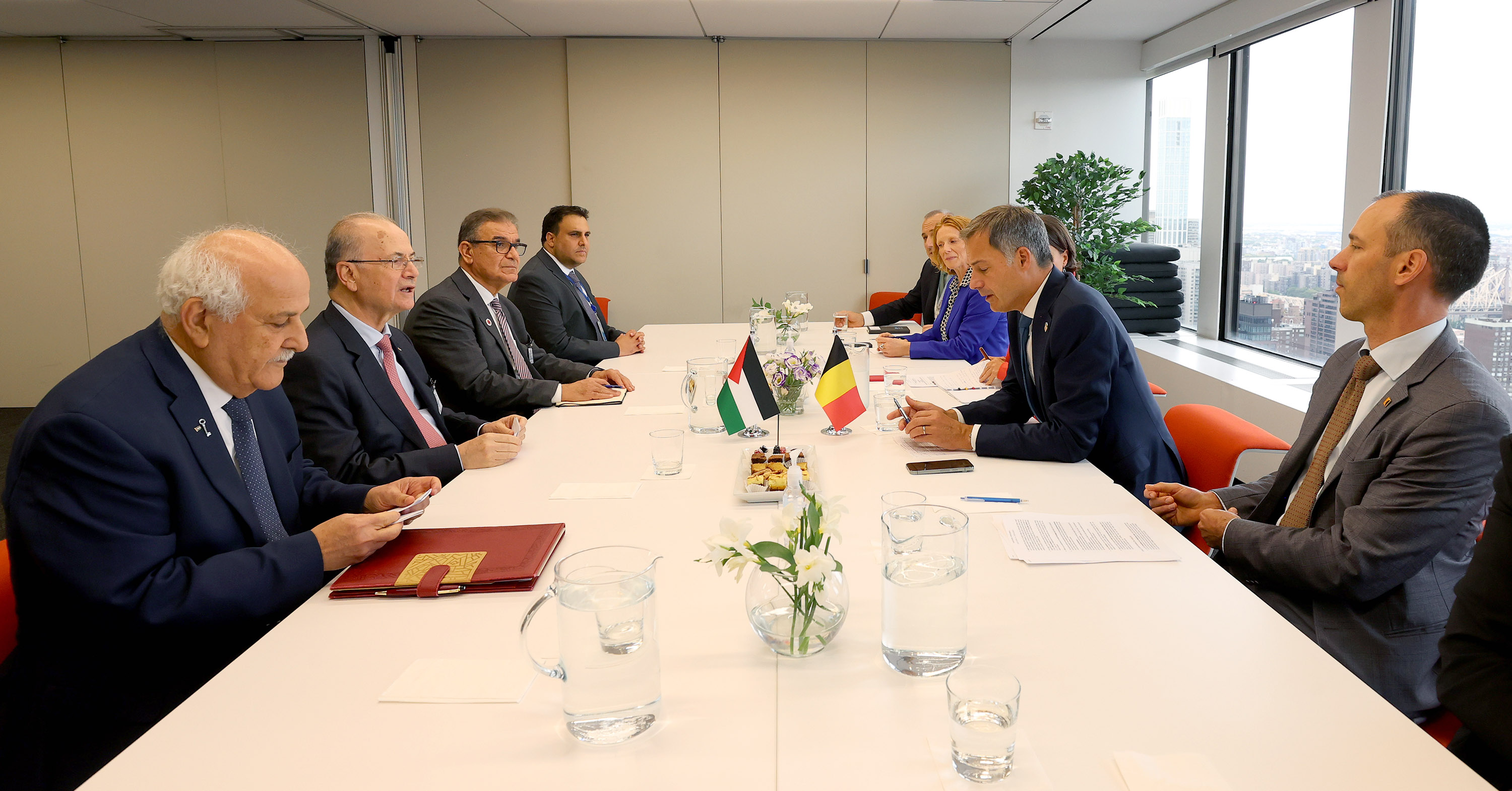 ראש הממשלה הפלסטיני במפגש עם מנהיגי העולם: קידום מאמצים לעצירת הלחימה ותמיכה בעזה