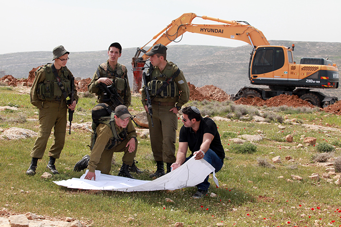 כוחות הכיבוש סללו דרך התנחלותית באל-ח'דר מדרום לבית לחם, צעד נוסף להרחבת השליטה על קרקעות פלסטיניות