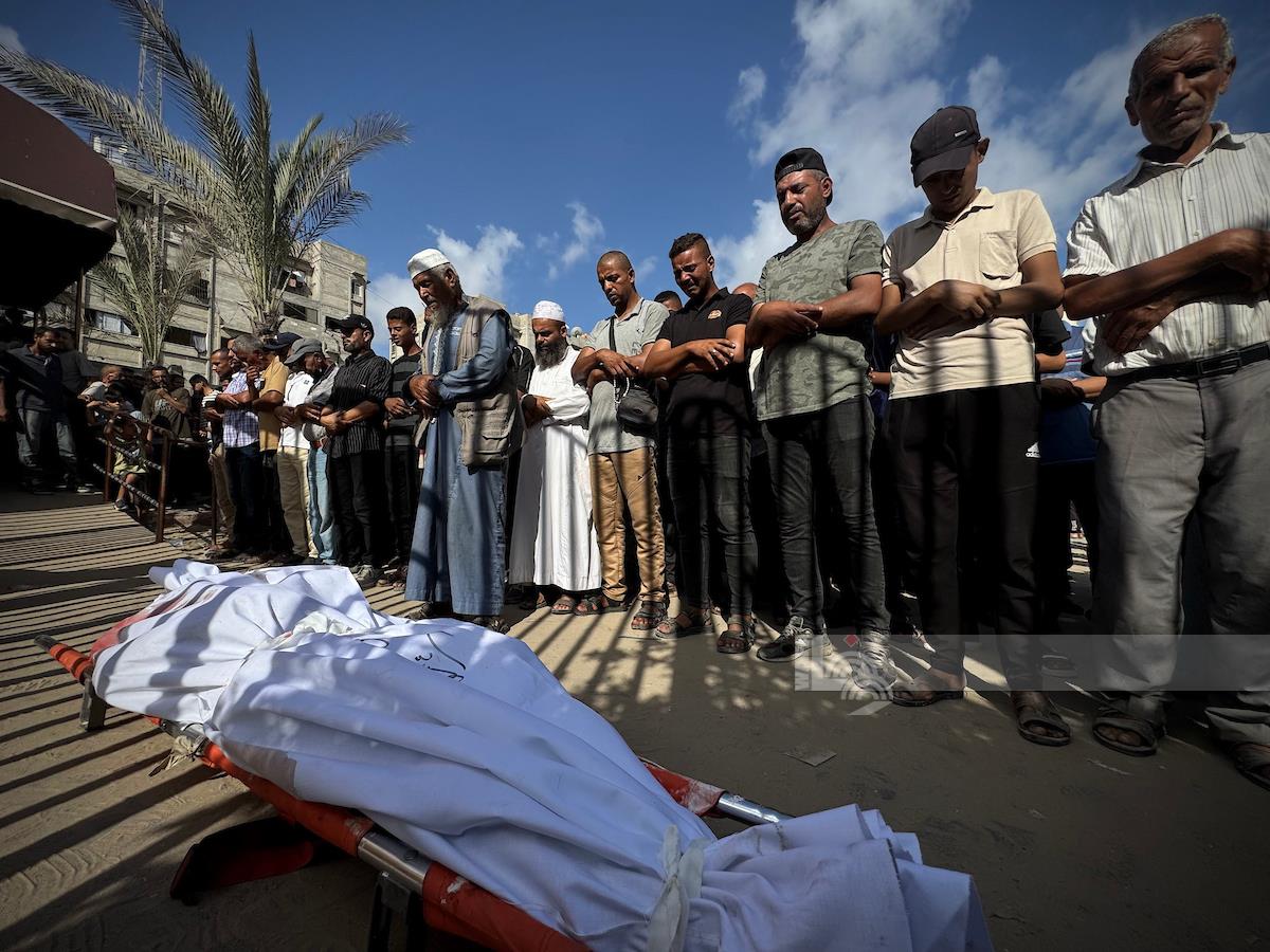 חילוץ גופותיהם של שלושה הרוגים ממזרח חאן יונס