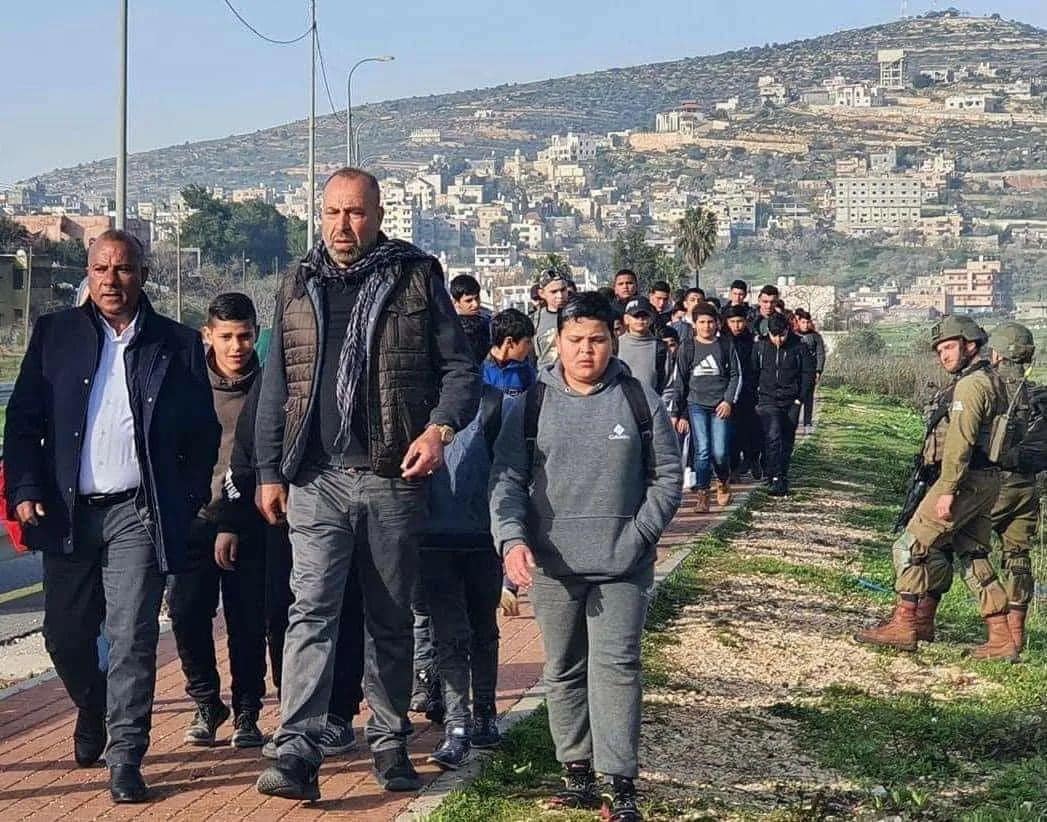 תלמידים בדרך לבי"ס בליווי ההורים בגלל אלימות המתנחלים