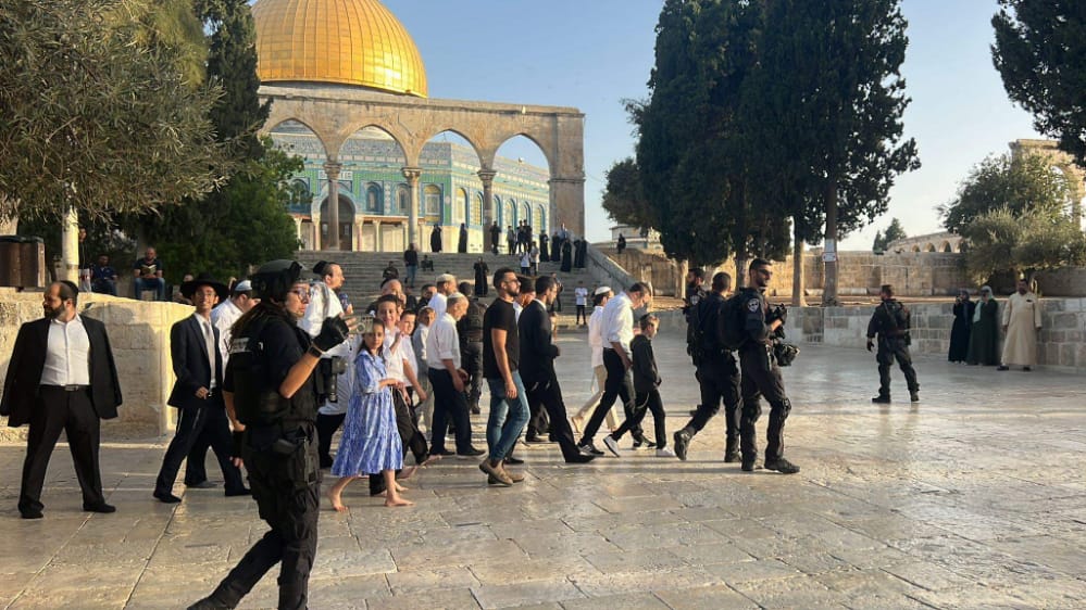 כוחות הכיבוש הטילו הגבלות כבדות באל־אקצא ותקפו מתפללים