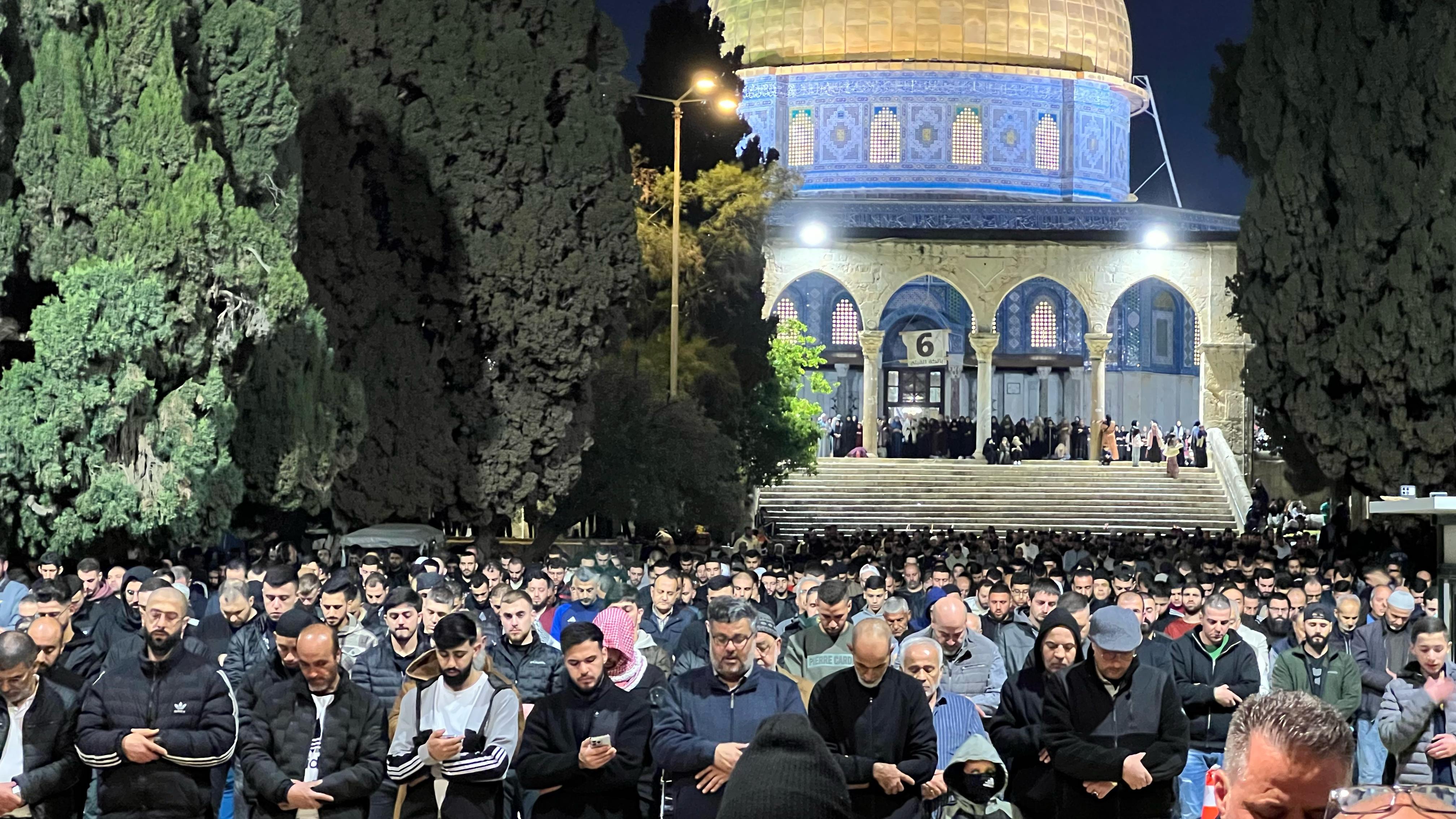 למרות ההגבלות שמטילים כוחות הכיבוש: 100 אלף מתפללים במסגד אל-אקצא