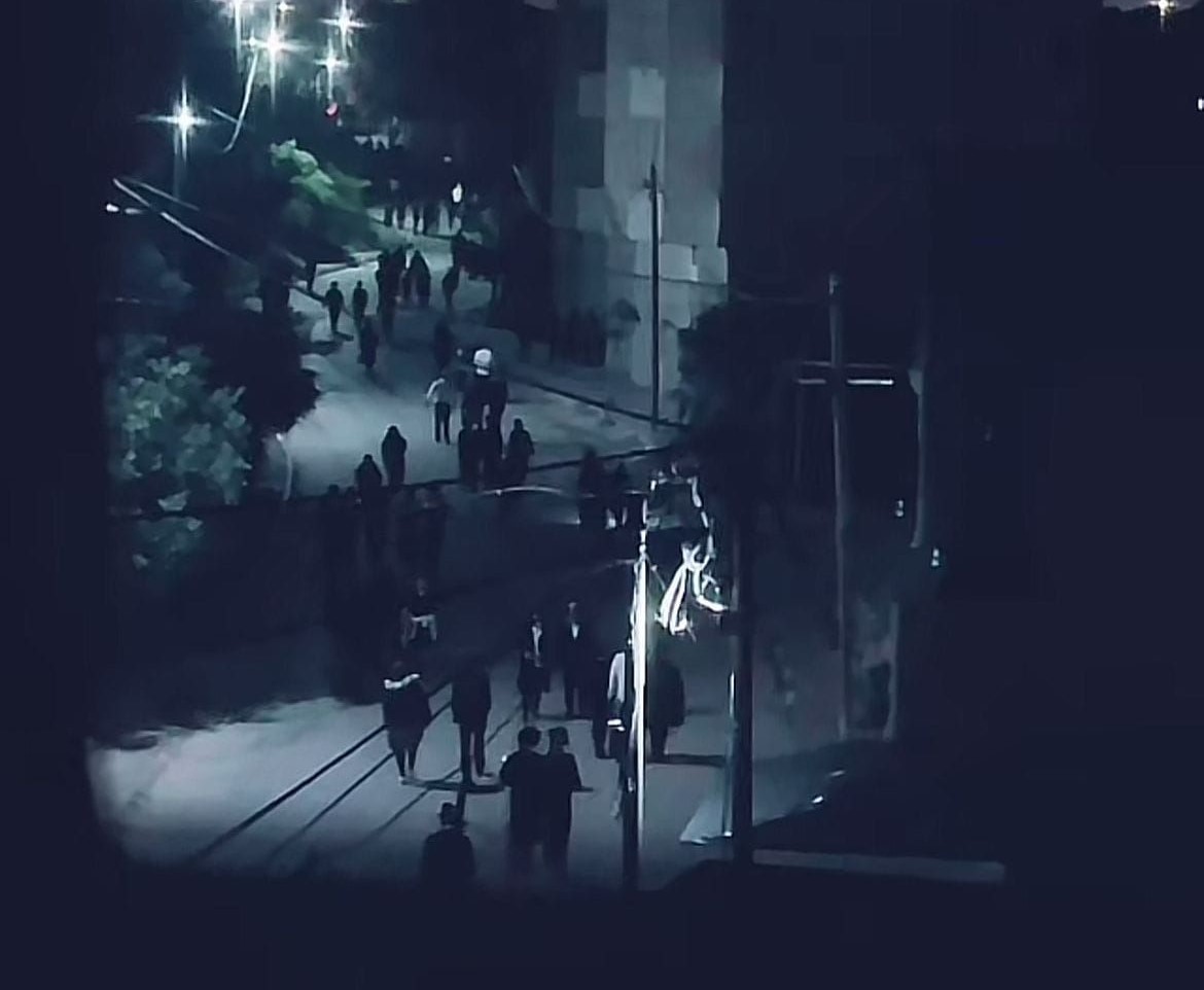 אלפי מתנחלים פרצו לעיירה כפל חארס בליווי כוחות הכיבוש: חסמו את התושבים וקיימו טקסים באתרי קבורה מוסלמיים