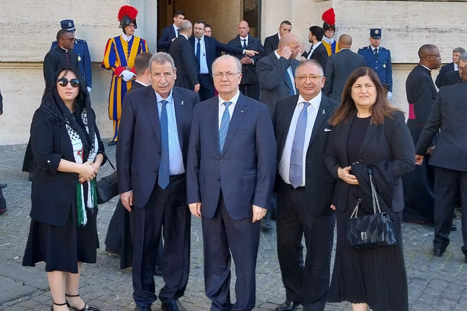 ראש הממשלה מוחמד מוסטפא השתתף בשם הנשיא עבאס בלוויה של האפיפיור פרנציסקוס בוותיקן