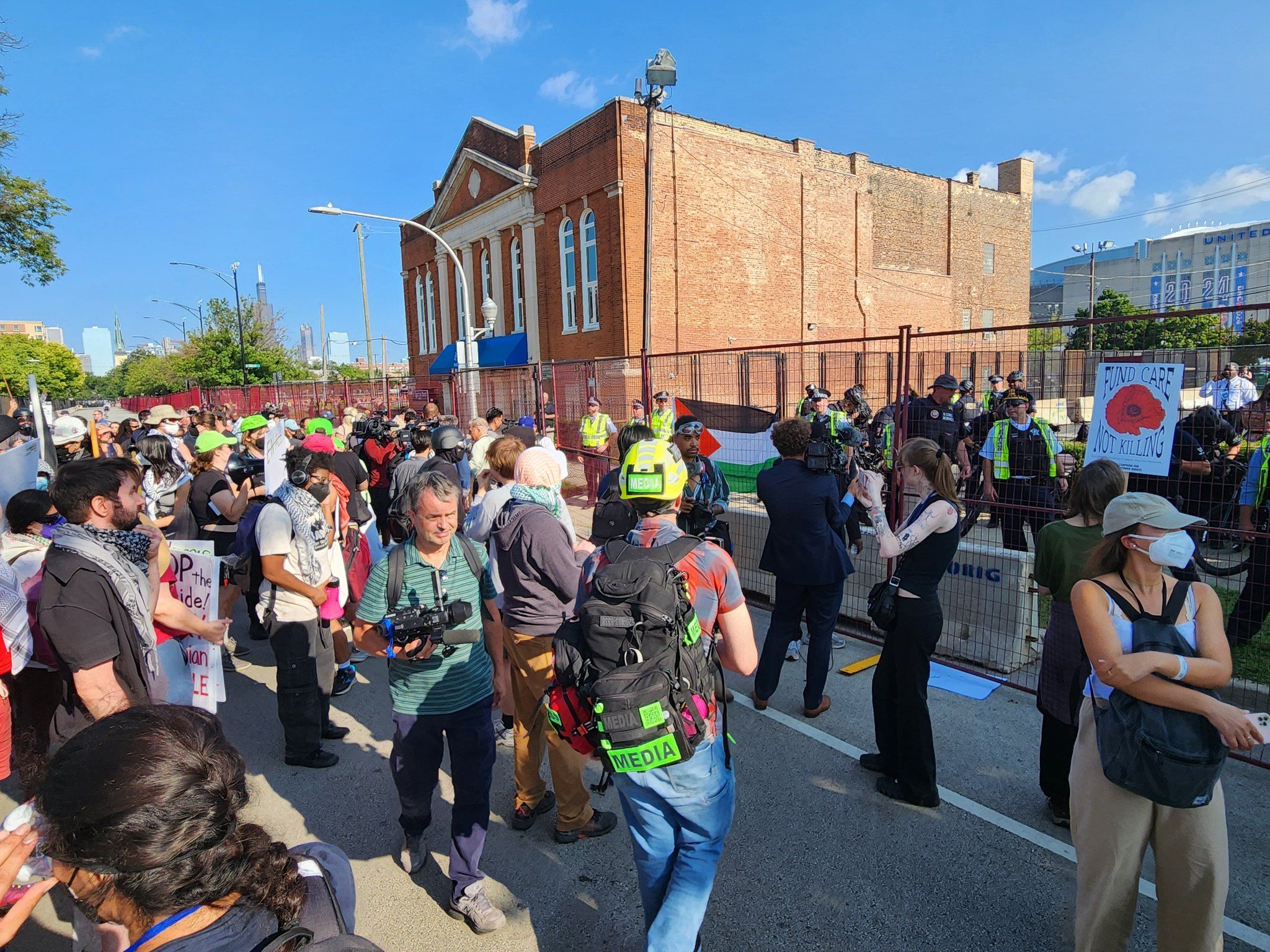 הפגנה בשיקגו: פעילים קוראים להפסיק את משלוחי הנשק לישראל