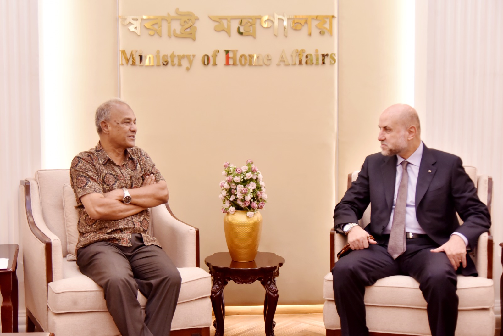 שר הדתות ויועץ הנשיא לעניינים דתיים, מחמוד אל־הבאש, נפגש עם שרי הפנים והחקלאות של בנגלדש