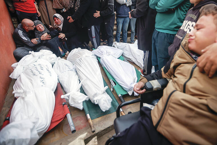 חמישה פלסטינים נהרגו ואחרים נפצעו בהפצצות בעזה