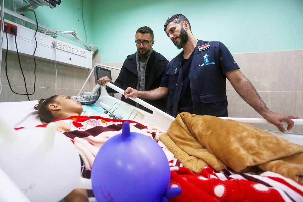 מנתח עיראקי מחזיר תקווה בעזה: חיבר מחדש יד של ילדה בת 9 תחת תנאים קשים