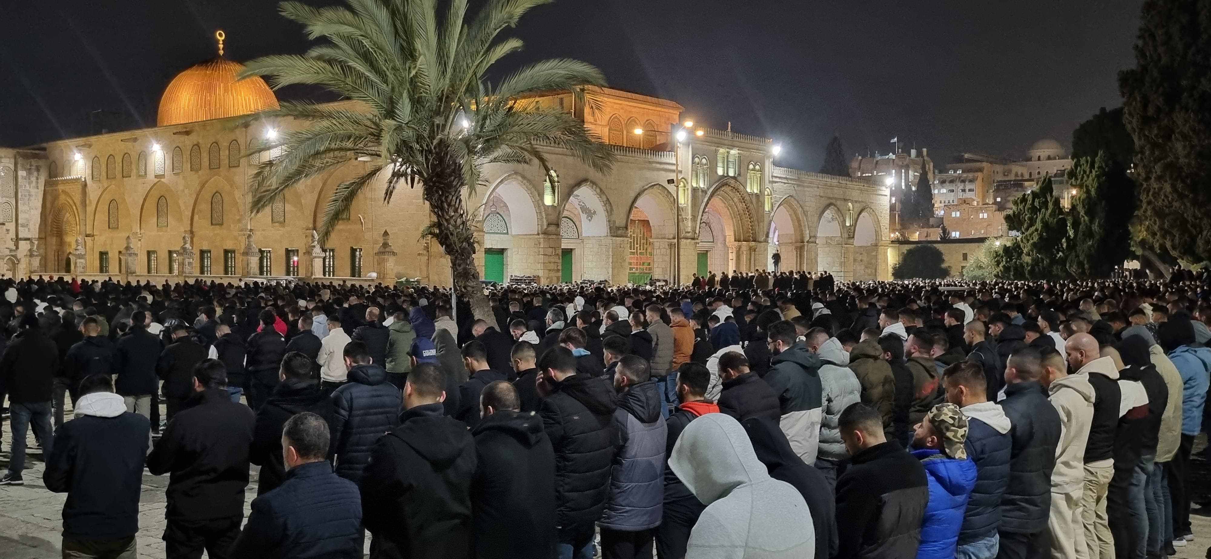 80 אלף מתפללים באל-אקצא; כוחות הכיבוש פשטו ועצרו מתפללים