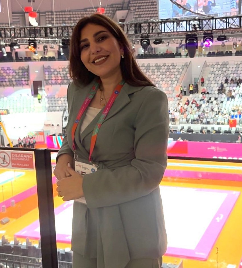 נדא אל־אטרש עושה היסטוריה: השופטת הפלסטינית הראשונה עם תג שיפוט בינלאומי בהתעמלות