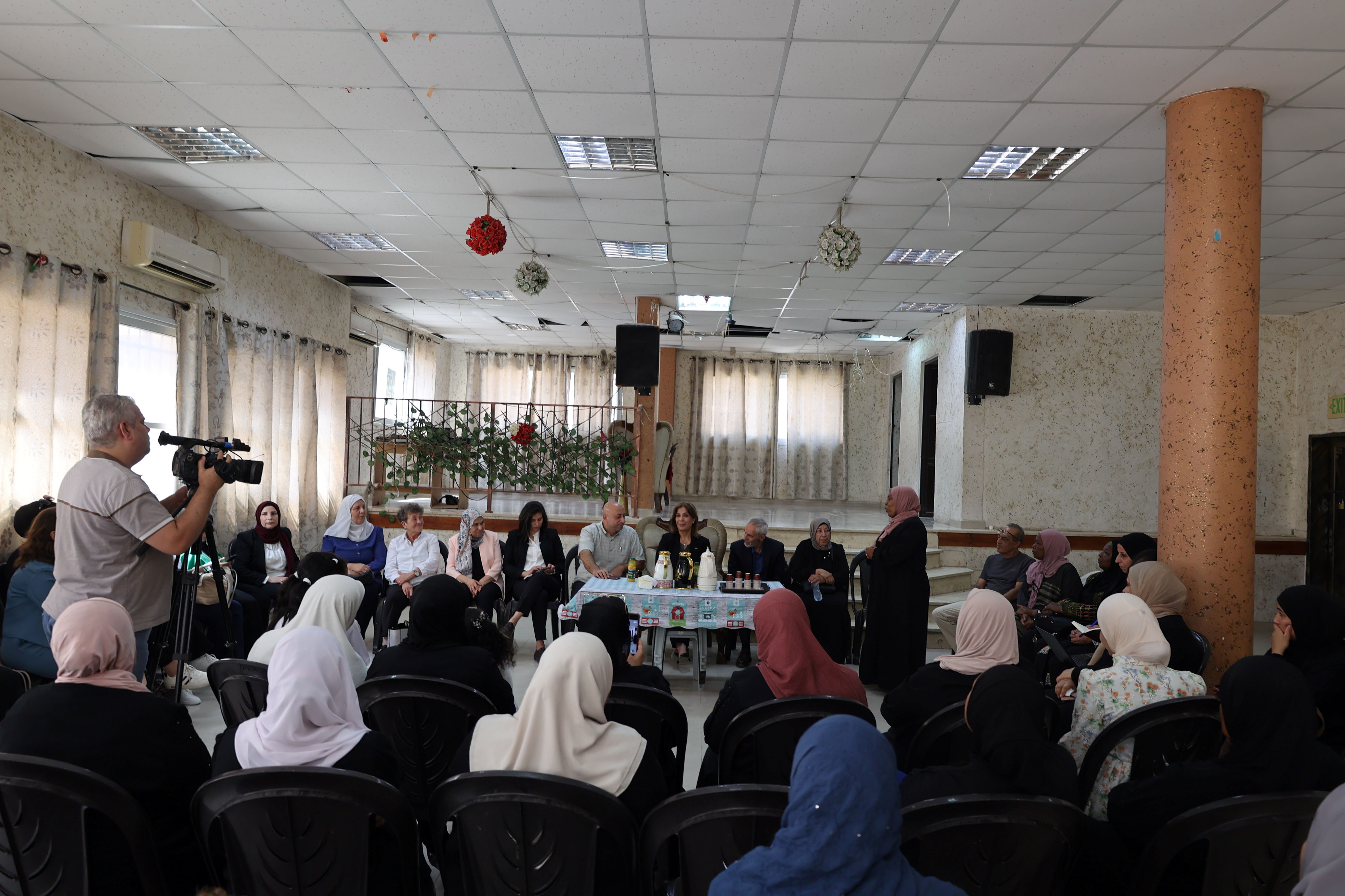 השרה מונא אל-חלילי: מחויבות לתמיכה בנשים הפלסטיניות במצבי משבר