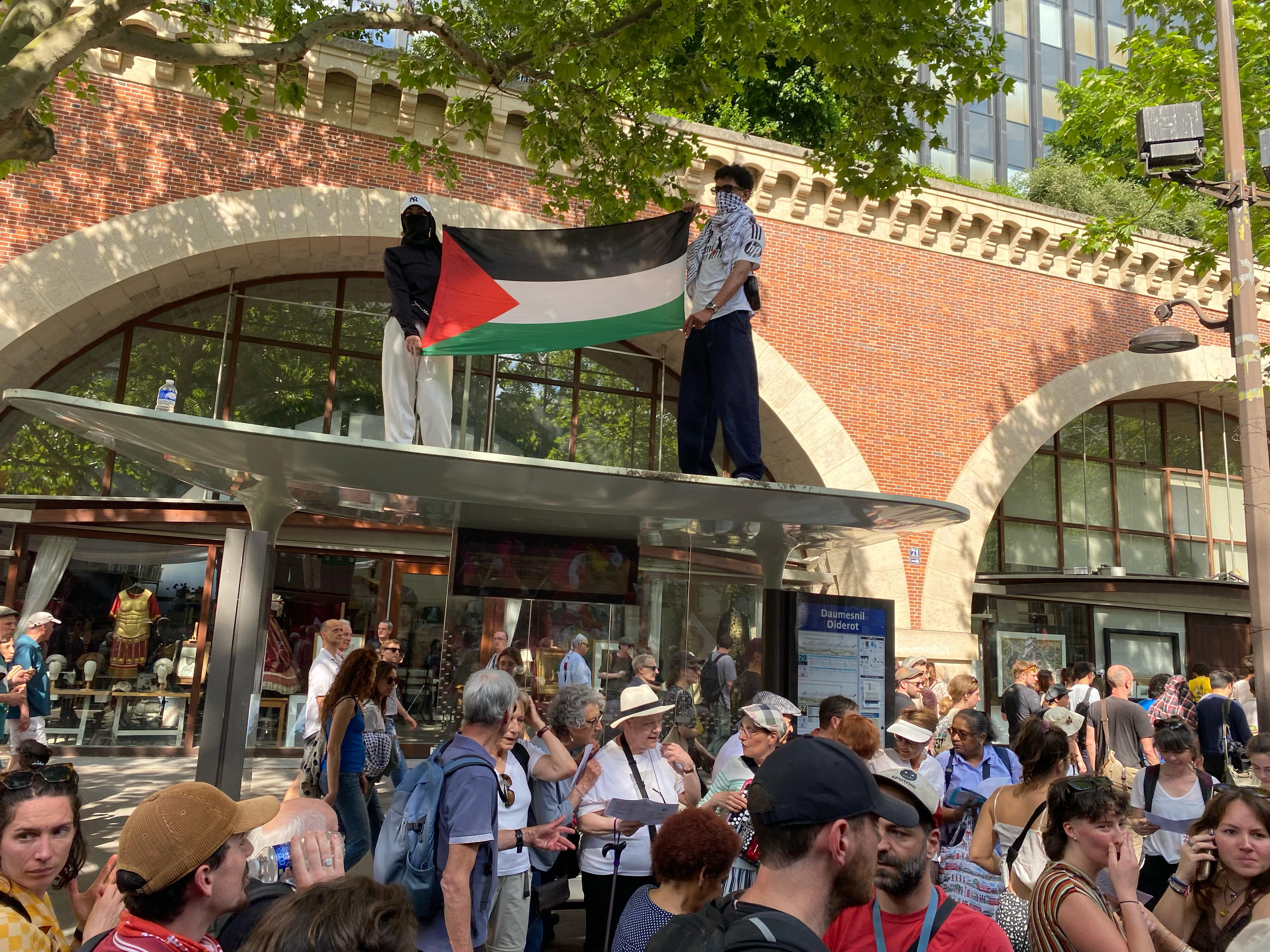 מאות אלפים צעדו בפריז ביום העובד – דגלי פלסטין וקולות נגד ההשמדה בעזה עמדו במרכז