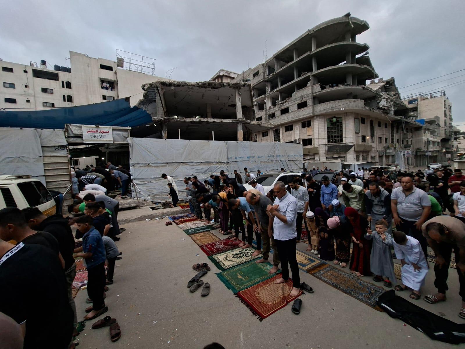 תושבים בעזה קיימו את תפילת עיד אל־אדחא על חורבות המסגדים שנהרסו