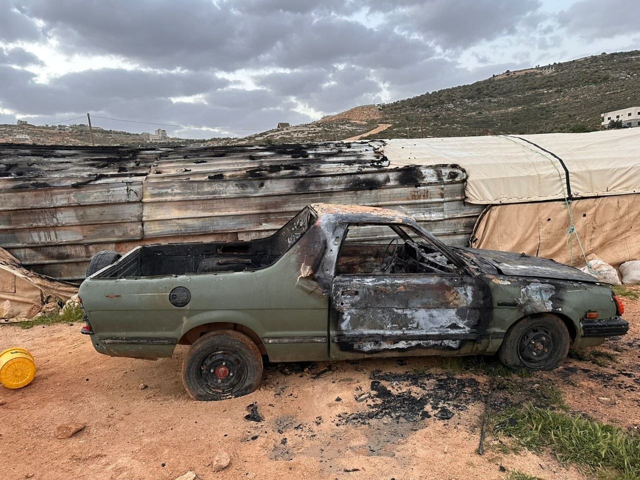 מתנחלים תקפו תושבים והציתו בית, שני אוהלים ושלושה כלי רכב בלובן א-שרקייה