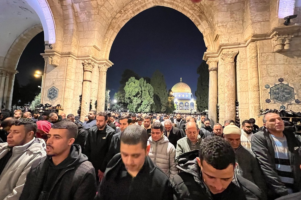 80 אלף מתפללים באל-אקצא בליל רמדאן – אלפי פלסטינים מהגדה נמנעו מלהגיע בשל מגבלות הגישה