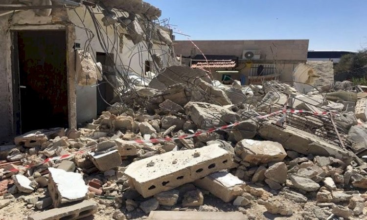 כוחות הכיבוש אילצו תושב ירושלים להרוס את ביתו בג׳בל מוכבר