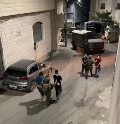 כוחות הכיבוש פשטו על מחנה הפליטים קלנדיה: יותר מ־20 צעירים נעצרו במהלך הלילה