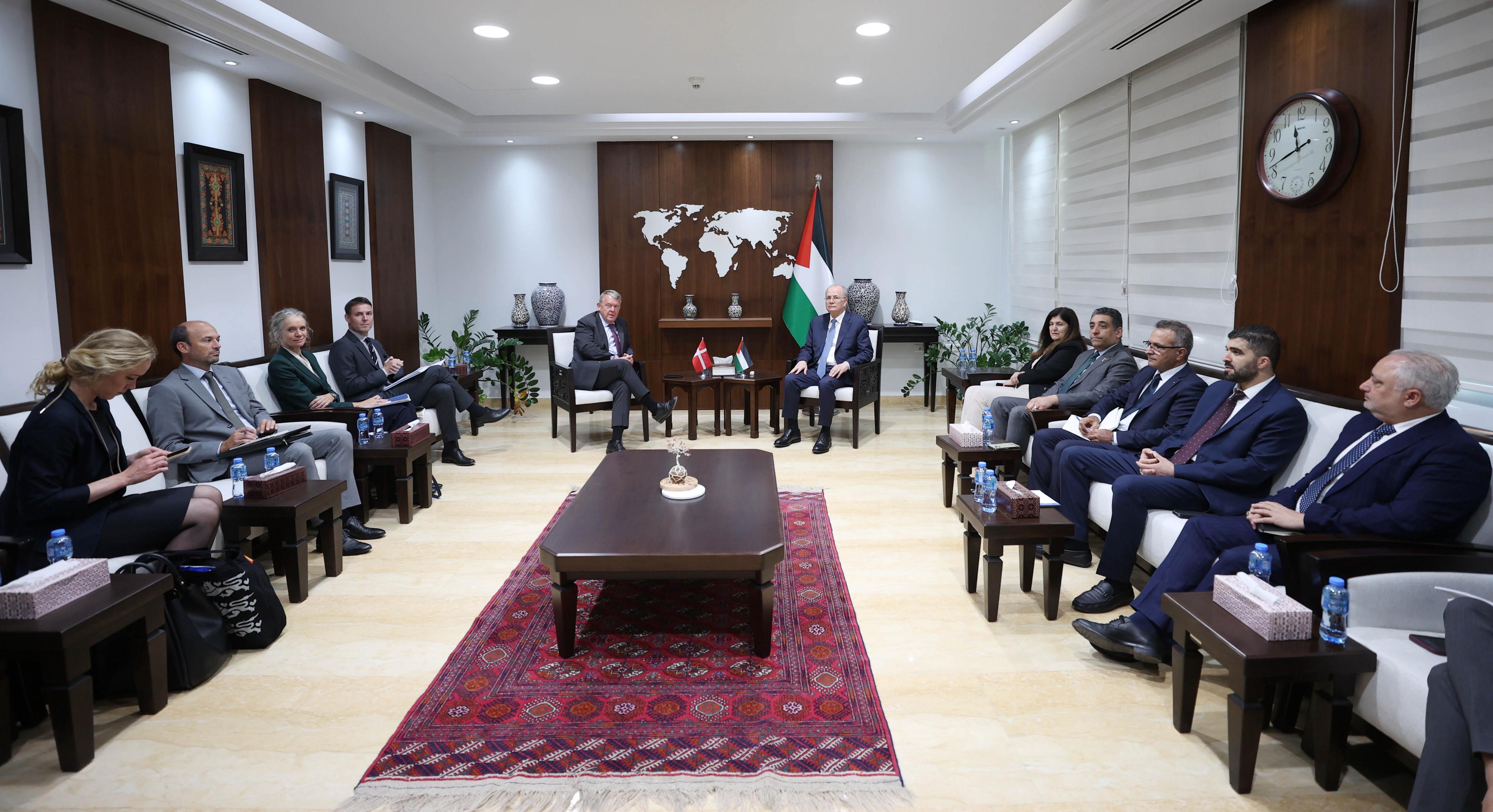 מוסטפא דן עם שר החוץ הדני במאמצים להפסקת המלחמה בעזה ולקידום פתרון שתי המדינות