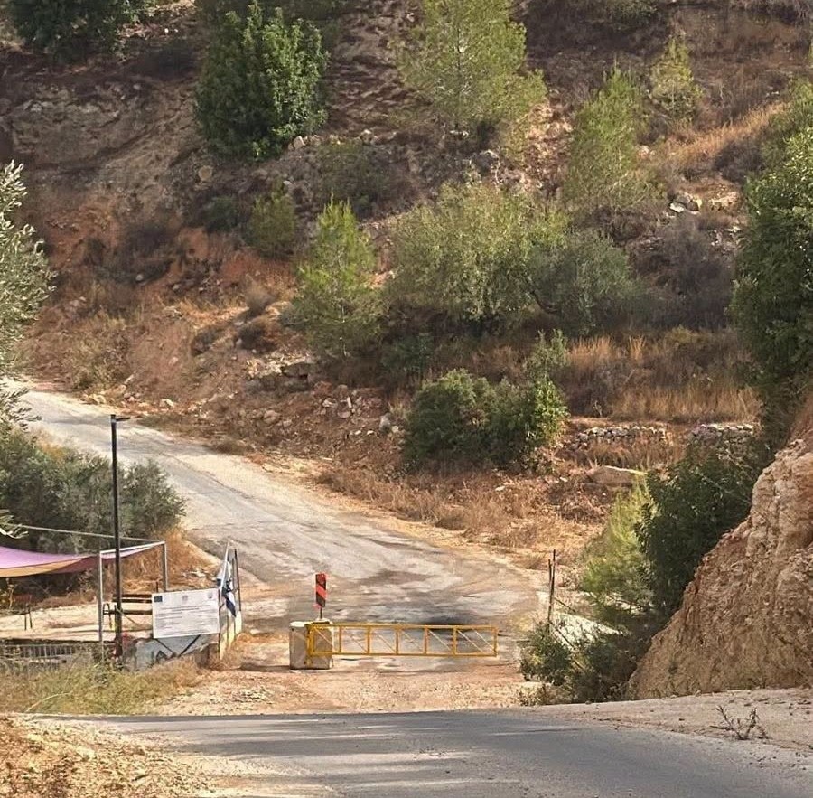 מתנחלים השתלטו על גן ציבורי בכפר ניעמה והציבו שער בכניסה אליו