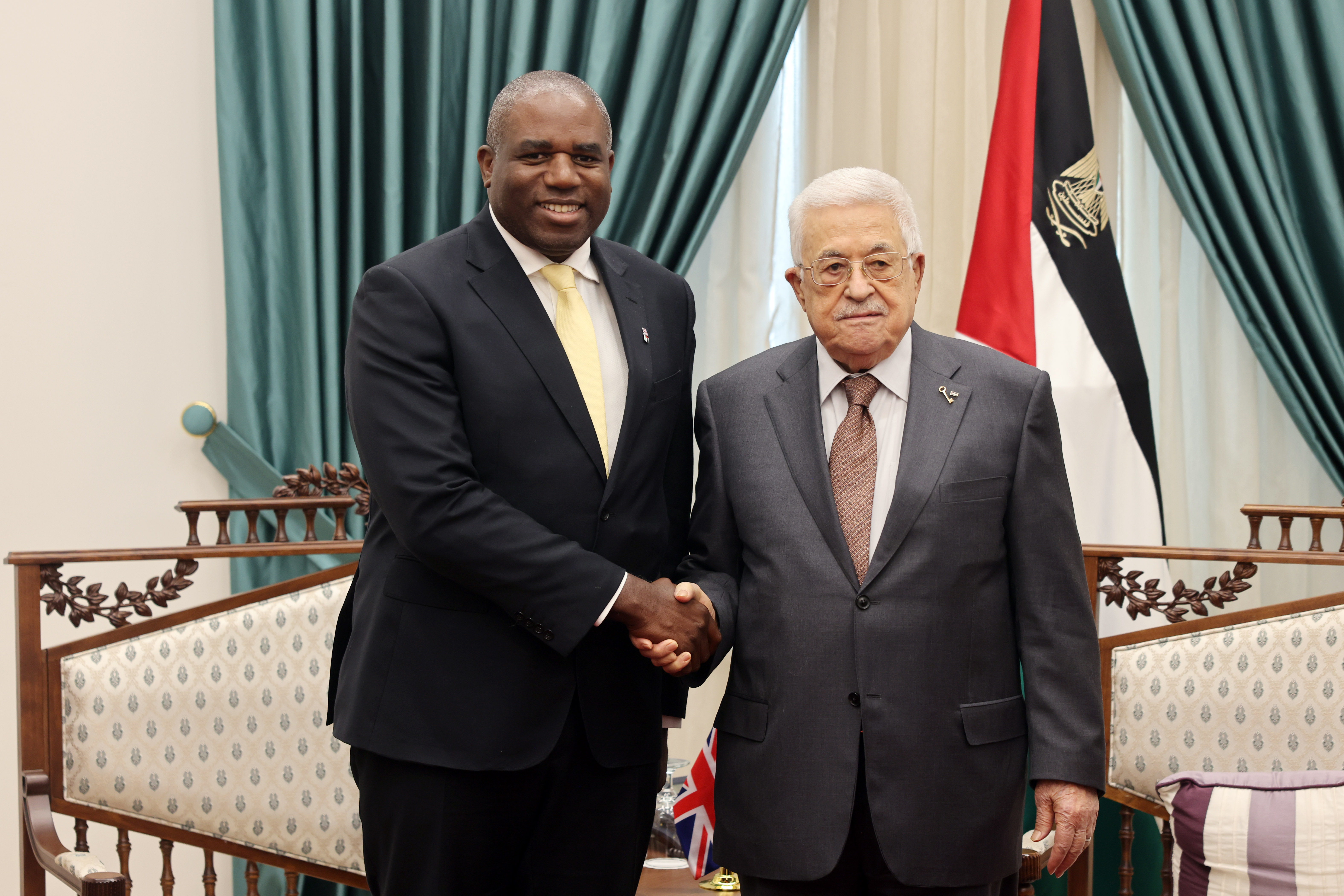 עבאס לשר החוץ הבריטי: "בריטניה יכולה להוביל את התמיכה בשלום ובהכרה בפלסטין"