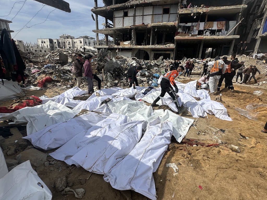 חילוץ גופות עשרות הרוגים מקבר אחים בצפון עזה
