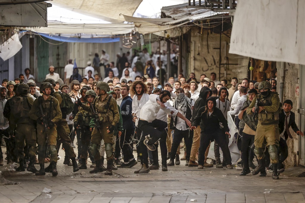 מתנחלים תקפו בתים בחברון תחת אבטחת כוחות הכיבוש