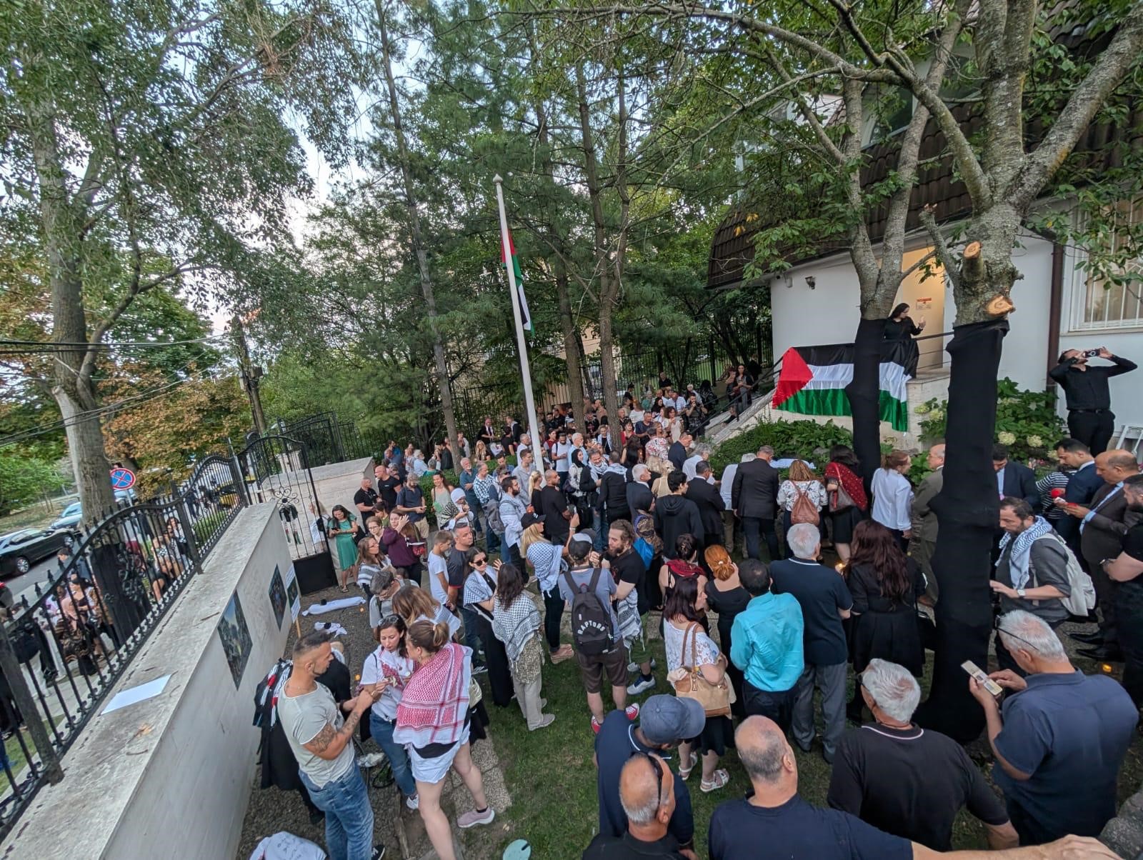 מאות השתתפו בעצרת נרות בבודפשט לזכר יותר מ־20 אלף ילדים שנהרגו בעזה