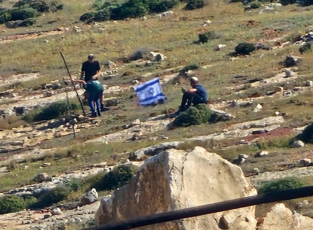 לקראת השתלטות על קרקעות נוספות: מתנחלים הציבו מגדל תקשורת בכיסאן שממזרח לבית לחם