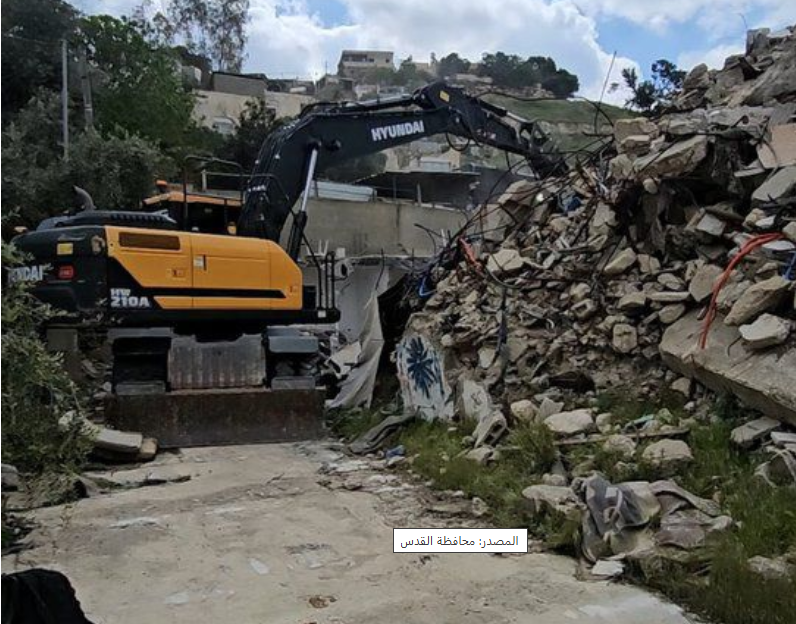 כוחות הכיבוש כפו על שלושה אחים להרוס את בתיהם בראס אל־עמוד