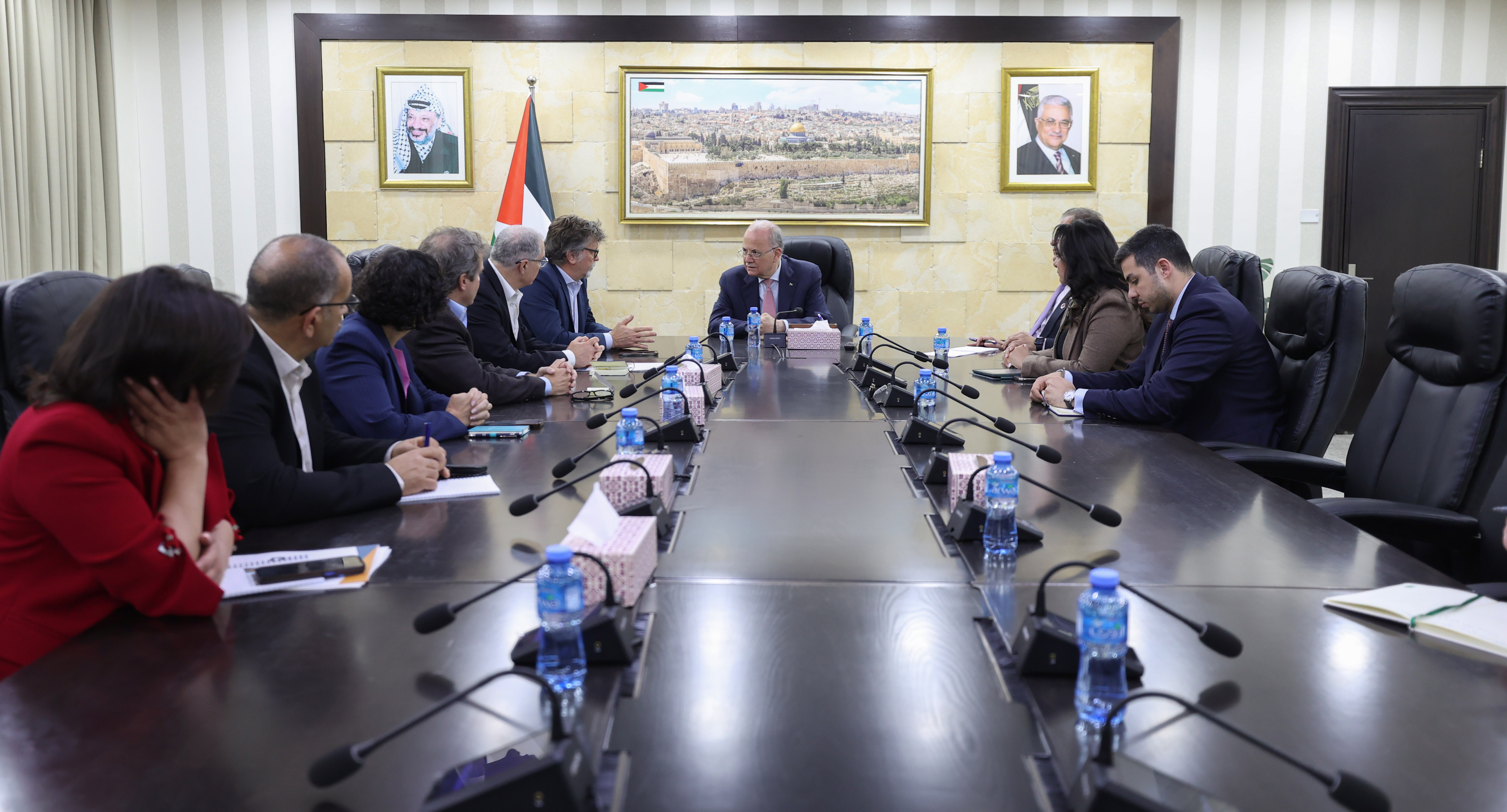 ראש הממשלה מוסטפא דן עם ארגון "אנירה": לחץ בינלאומי להחזרת הסיוע לעזה וחיזוק מערך החירום בגדה