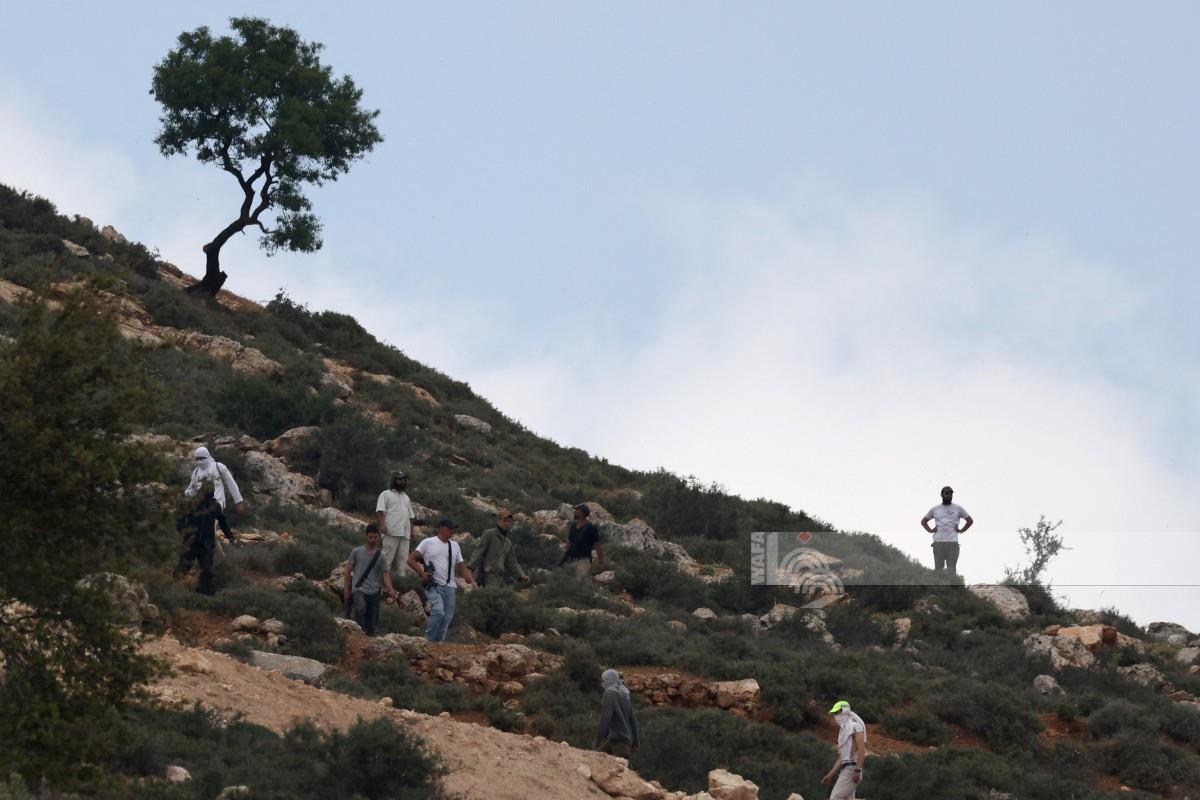 מתנחלים תקפו את הכפר אל־מוע'ייר וכוחות הכיבוש עצרו שני צעירים
